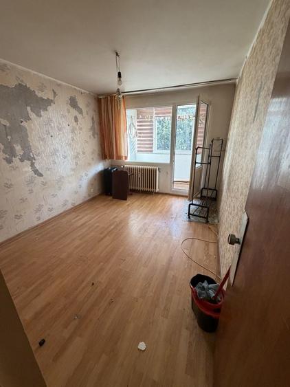 Apartament cu 3 camere semidecomandat în Berceni