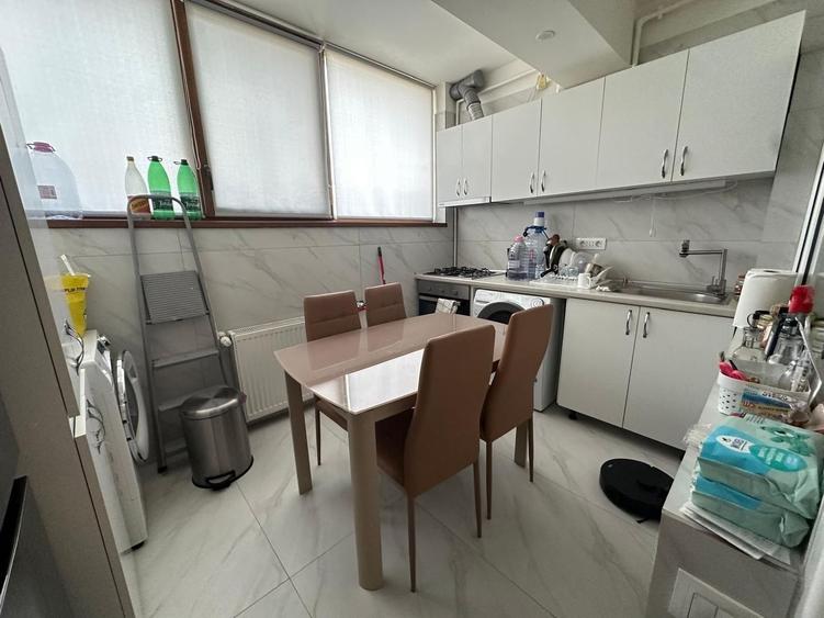 Apartament cu 4 camere semidecomandat în Est