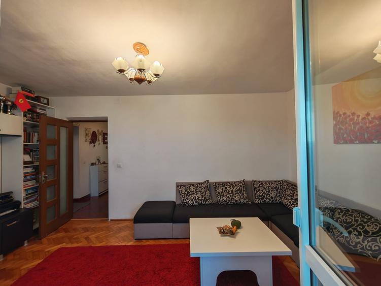 Apartament cu 3 camere decomandat, mobilat în Cornișa