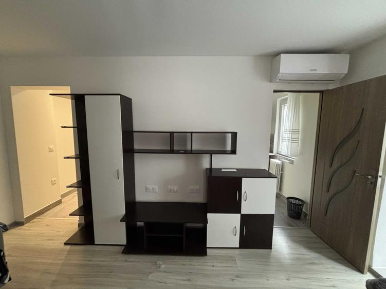 Apartament cu 3 camere semidecomandat în Dacia