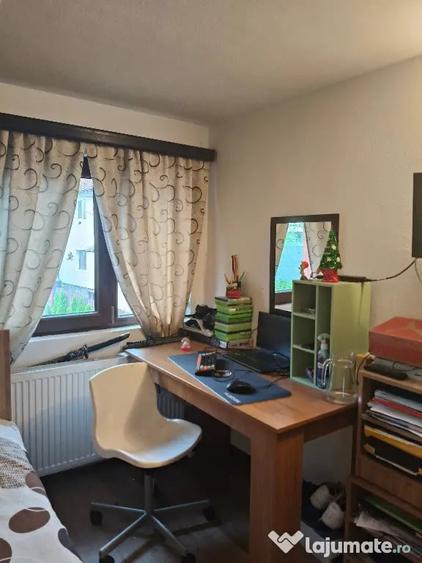 Apartament cu 3 camere decomandat în Poiana Țapului