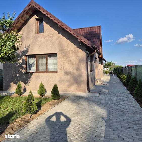 Casă cu 5 camere cu Teren 5000 Mp în Vidra