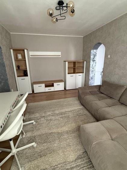 Apartament cu 3 camere semidecomandat în Central