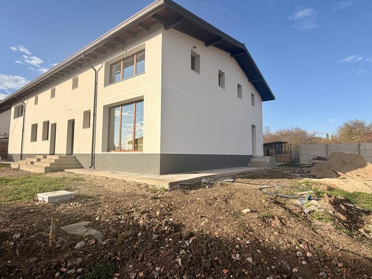 Duplex cu 5 camere cu Canalizare în Giarmata