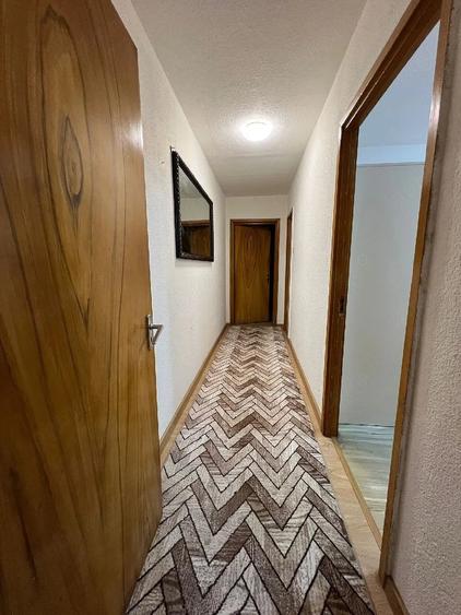 Apartament cu 3 camere semidecomandat în Berceni