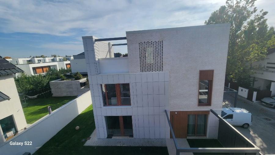 Casă individuală cu 5 camere cu Teren 425 Mp în Central