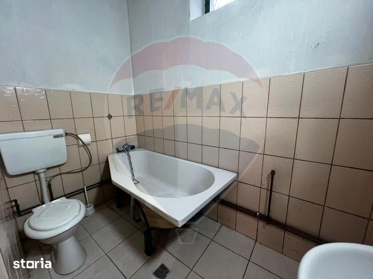 Casă cu 4 camere semidecomandat cu Teren 2144 Mp în Șeitin