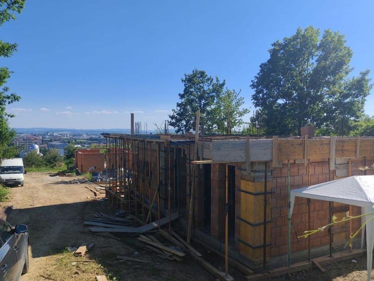 Casă cu 4 camere în Exterior Vest