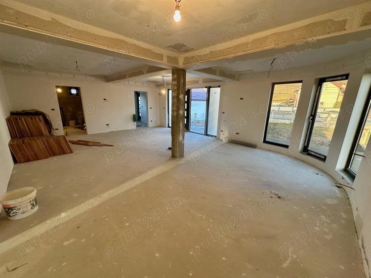 Casă cu 6 camere în Rozavlea