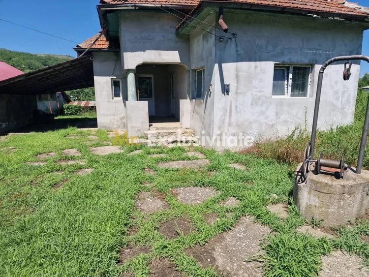 Casă cu 4 camere cu Teren 400 Mp în Călinești
