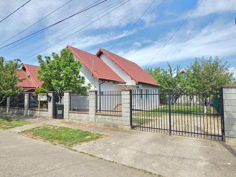 Casă individuală cu 5 camere cu Canalizare în Dumbrăvița