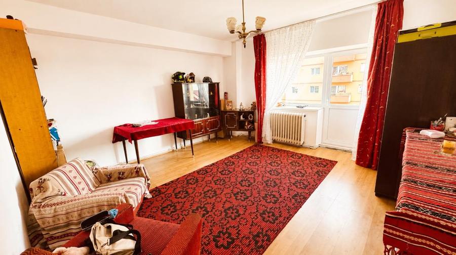 Apartament cu 3 camere decomandat în Răcădău