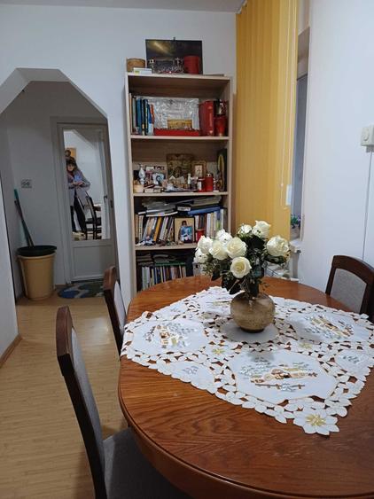 Apartament cu 3 camere semidecomandat în Teilor