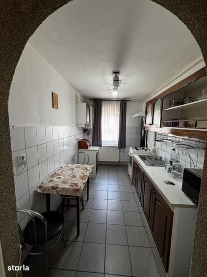 Apartament cu 3 camere decomandat în Tractorul