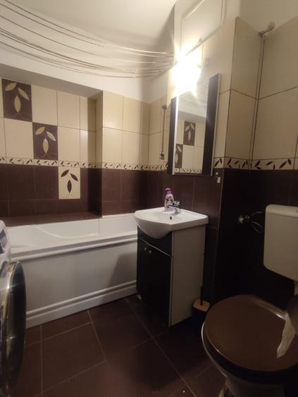 Apartament cu 3 camere decomandat, mobilat în Nicolina
