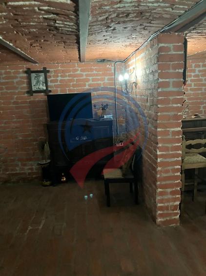 Casă individuală cu 8 camere cu Canalizare în Central