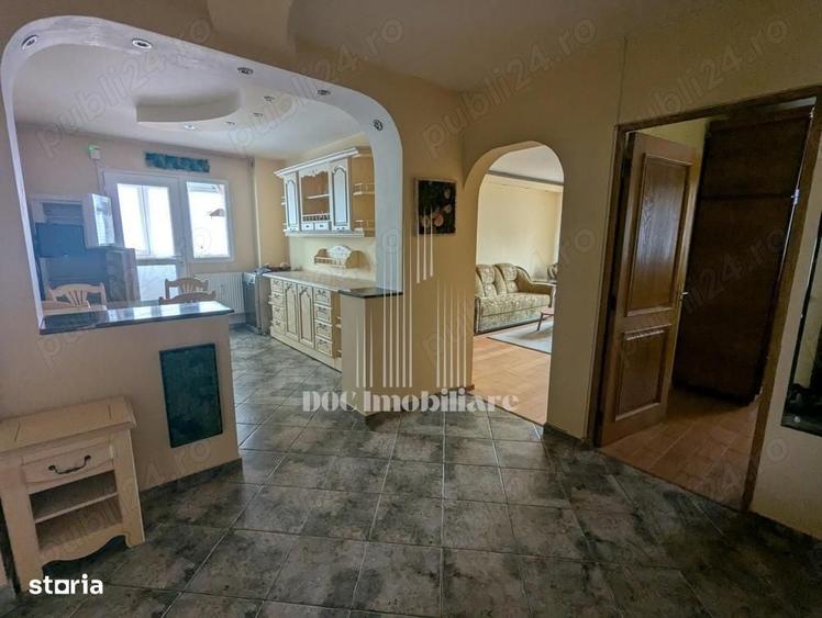 Apartament cu 4 camere semidecomandat în Costin Georgian