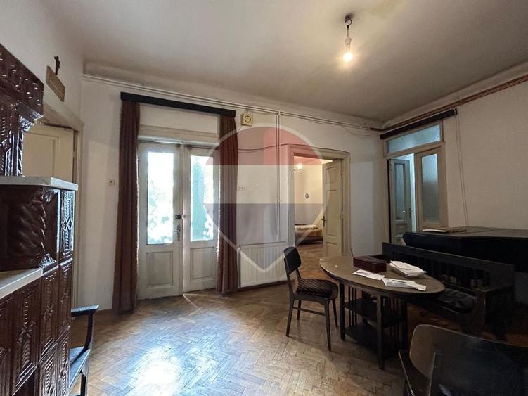 Casă individuală cu 7 camere cu Teren 1064 Mp în Ana Ipătescu