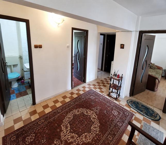 Apartament cu 3 camere decomandat în Sărari