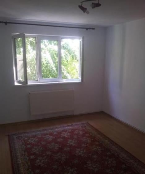 Apartament cu 4 camere decomandat în Drumul Taberei