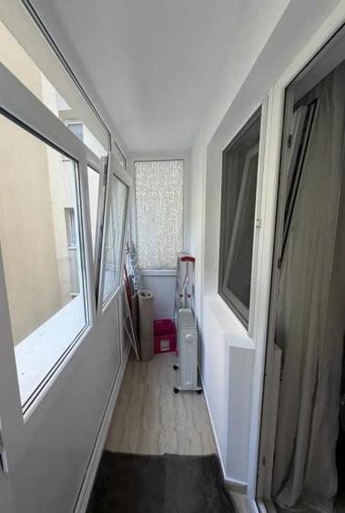 Apartament cu 2 camere semidecomandat, mobilat în Tei
