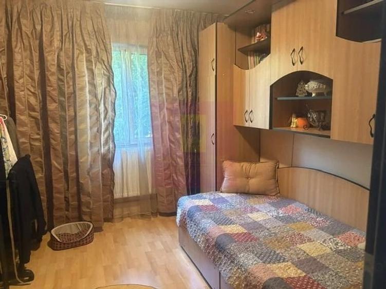 Apartament cu 4 camere semidecomandat în Militari