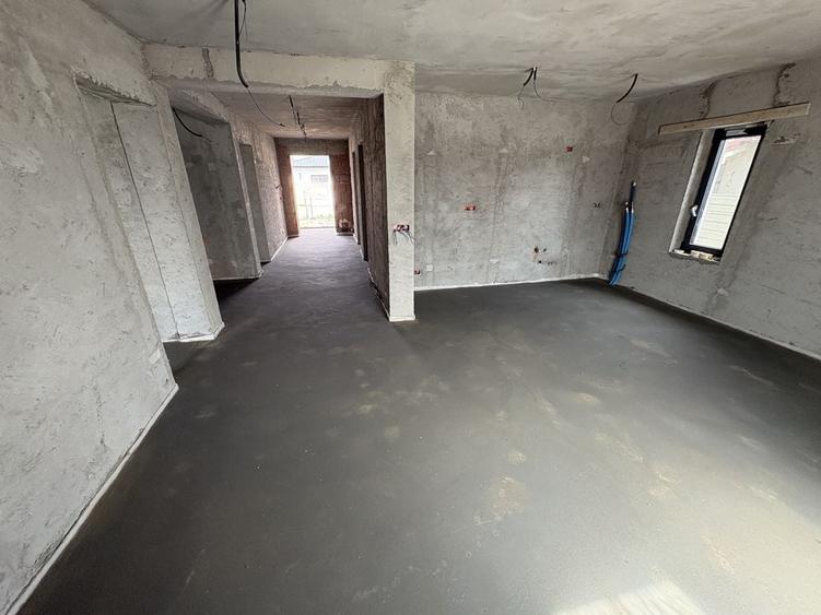 Casă cu 4 camere cu Teren 444 Mp în Golești
