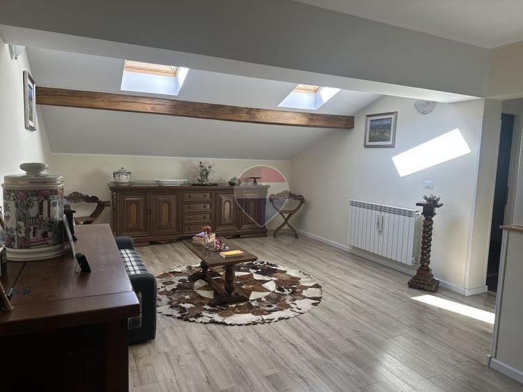 Casă individuală cu 7 camere cu Teren 1549 Mp în Izvoare (Dumbrava Roșie)