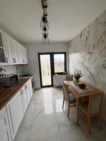 Casă cu 4 camere decomandat în Preajba