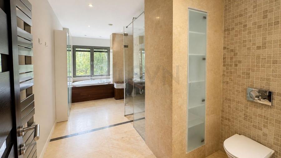Apartament cu 4 camere decomandat în Băneasa