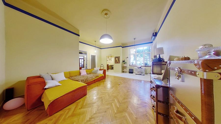 Apartament cu 3 camere semidecomandat, mobilat în Central