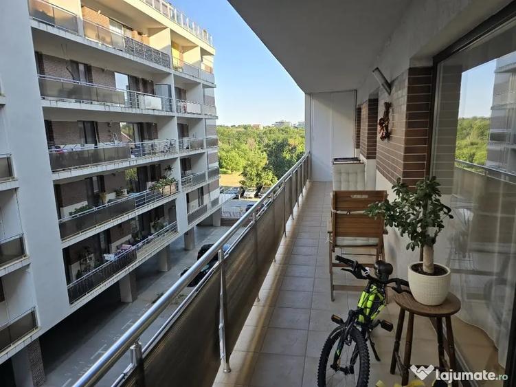 Apartament cu 3 camere semidecomandat în Băneasa