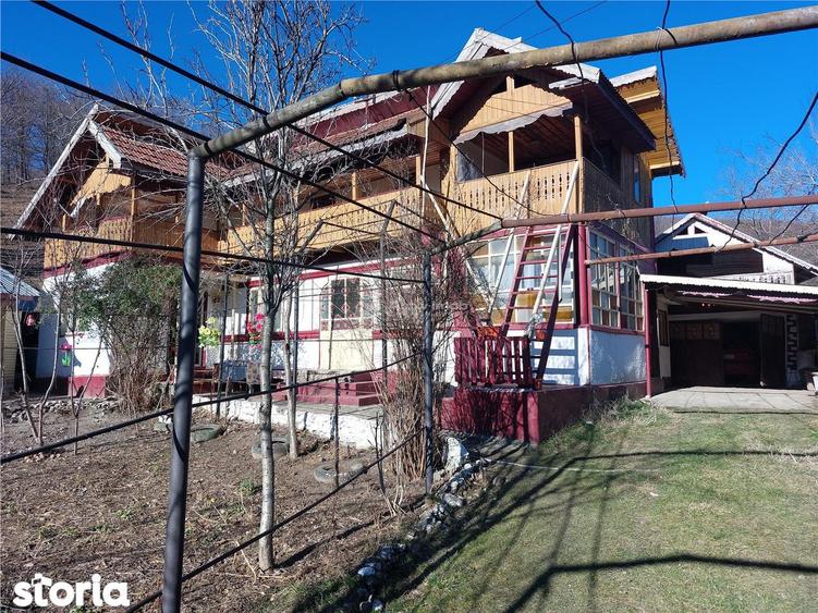Casă cu 5 camere cu Teren 1200 Mp în Central