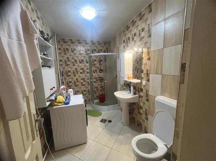 Casă individuală cu 8 camere cu Canalizare în Periferie