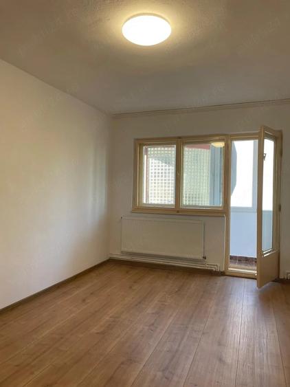 Apartament cu 3 camere semidecomandat în Exterior Vest