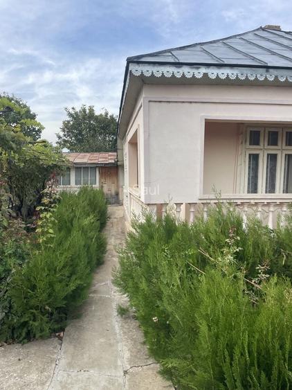 Vand casa cu toate utilitatile