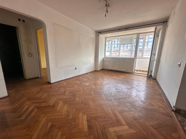 Apartament cu 2 camere semidecomandat în P-ța Victoriei