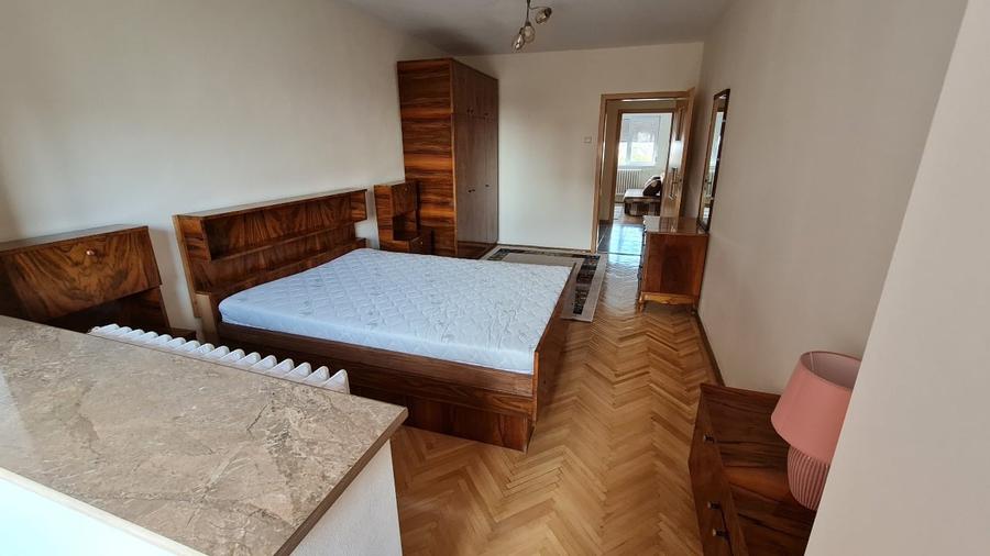 Apartament cu 3 camere semidecomandat, mobilat în Complex Studențesc