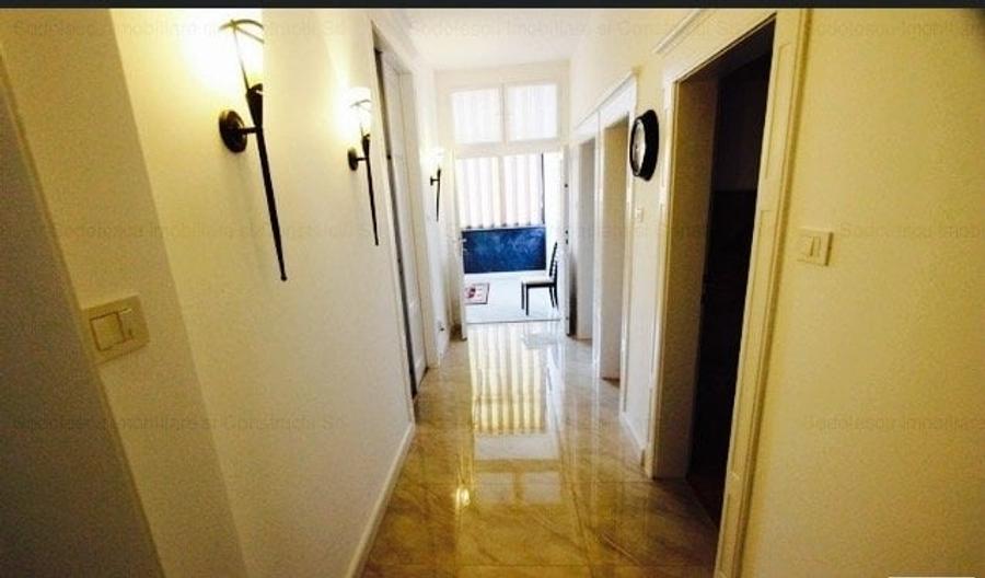 Apartament cu 3 camere semidecomandat, mobilat în Sinaia