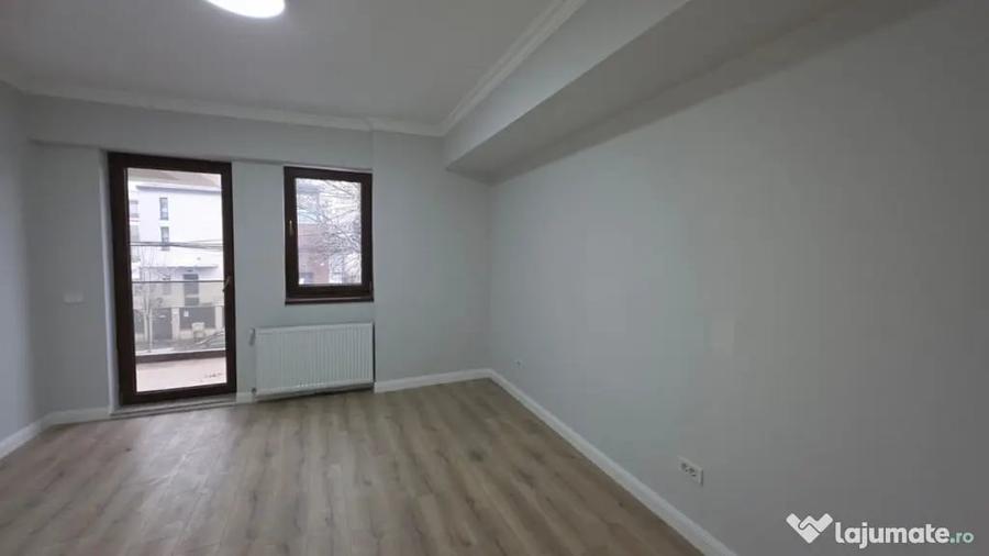 Apartament cu 3 camere semidecomandat în Dămăroaia