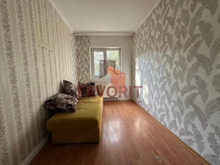 Apartament cu 3 camere decomandat în Lipovei