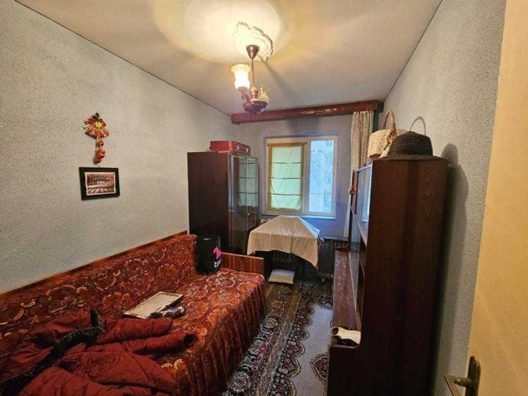 Apartament cu 3 camere semidecomandat în Km 4-5
