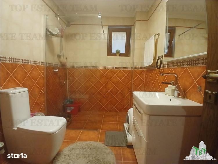 Casă cu 4 camere decomandat cu Teren 500 Mp în Central