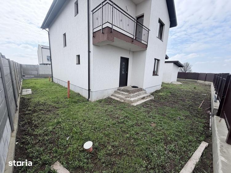 Casă cu 5 camere cu Teren 492 Mp în Glina