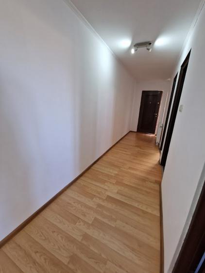 Casă individuală cu 8 camere cu Canalizare în Fratelia