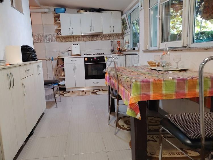 Apartament cu 3 camere semidecomandat în Craiovița Nouă