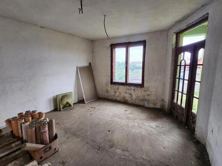Casă cu Teren 5500 Mp în Peciu Nou