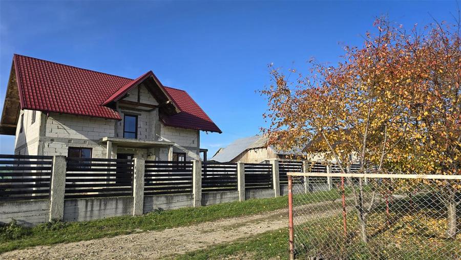 Casă individuală cu 5 camere cu Teren 600 Mp în Mitocu Dragomirnei