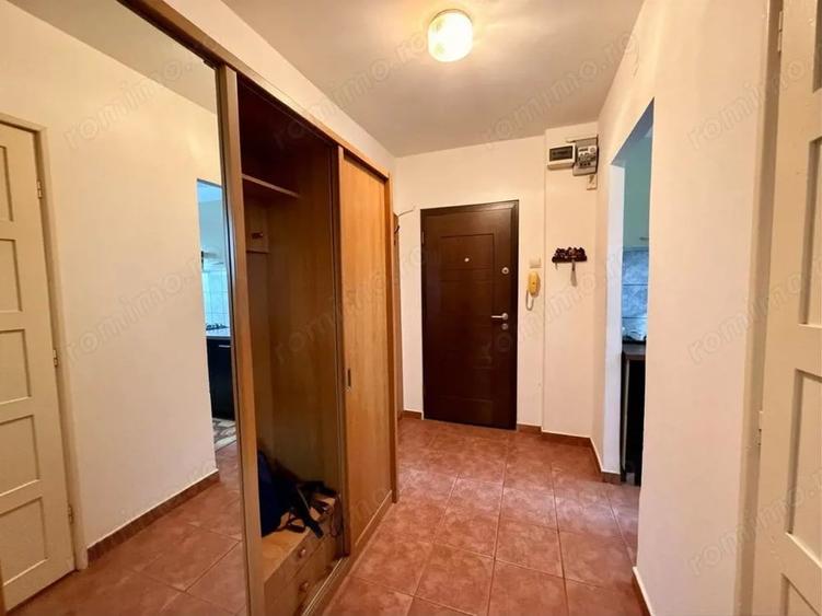 Apartament cu 3 camere semidecomandat în Dacia