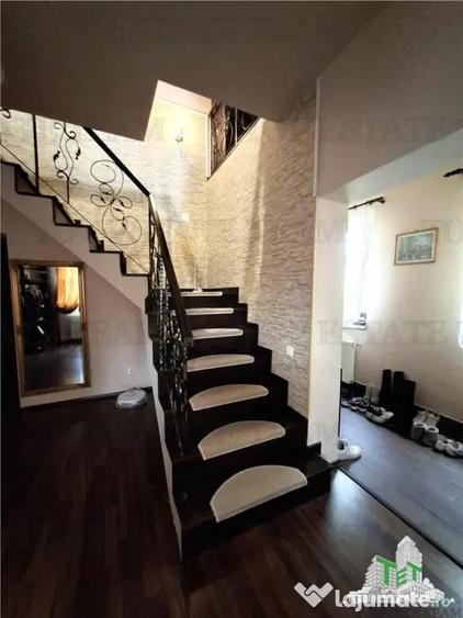 Casă cu 5 camere cu Teren 550 Mp în Corbeanca